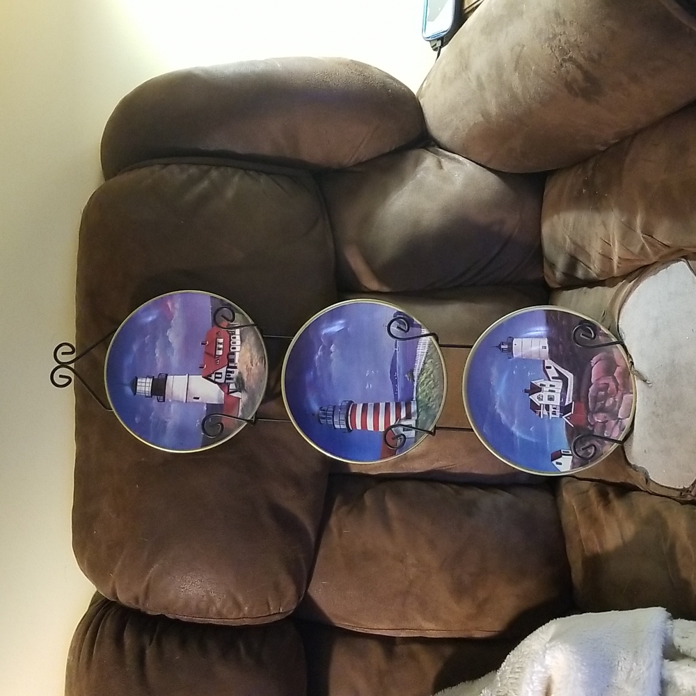 Metal plate wall hanger with 3 ceramic lighthouse plates